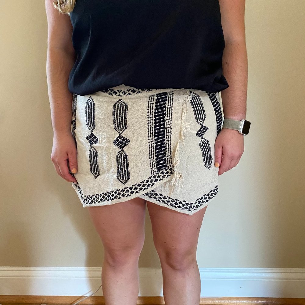 Geometric fringe beige with black detail skort